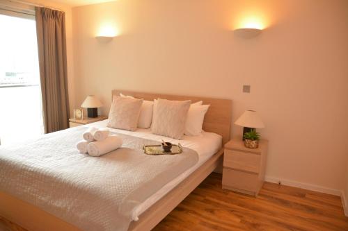 a bedroom with a bed with two stuffed animals on it at Canada Water 2Bedroom Apartment in London