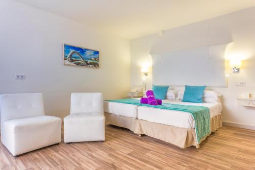 Postel nebo postele na pokoji v ubytování FERGUS Style Cala Blanca Suites