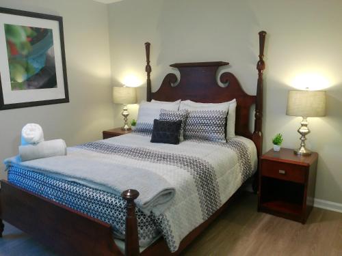 - une chambre avec un grand lit et 2 tables de chevet dans l'établissement Fayetteville Studio 415, à Spring Lake