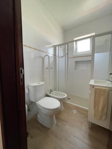 biała łazienka z toaletą i umywalką w obiekcie Casa das Termas - Cabeço de Vide w mieście Cabeço de Vide