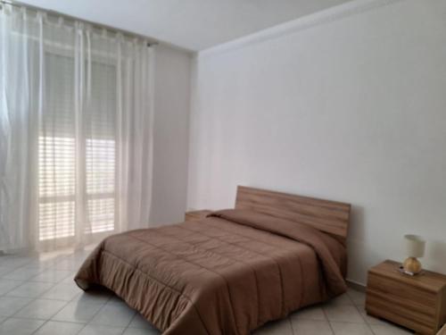 ein Schlafzimmer mit einem Bett und einem großen Fenster in der Unterkunft la casa del muratore in Trapani