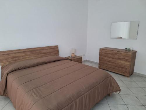 ein Schlafzimmer mit einem großen Bett und zwei Nachttischen in der Unterkunft la casa del muratore in Trapani