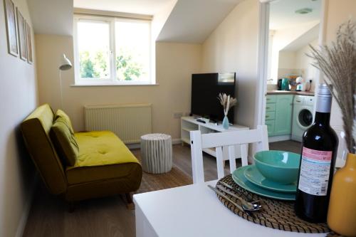 Μια τηλεόραση ή/και κέντρο ψυχαγωγίας στο Cosy Apartment with Office & Parking in Cranfield