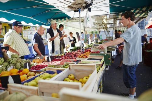 un homme debout sur un marché de fruits et légumes dans l'établissement Ty Bihan - Cœur de bourg, à Saint-Gildas-de-Rhuys