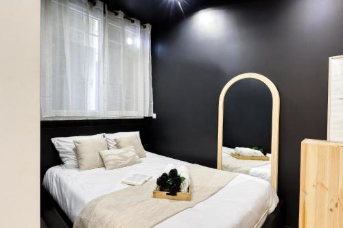 a bedroom with two beds and a mirror at Le Michigan Studio Near Paris in Aubervilliers