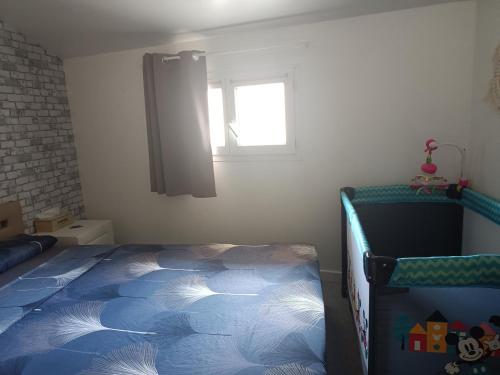 a bedroom with a bed and a window at Kedge 5 - proche centre, tram & universités in Talence