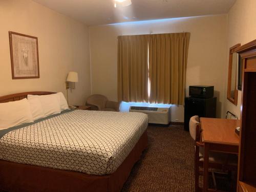 ABVI Westmorland في Westmorland: غرفه فندقيه بسرير ونافذه