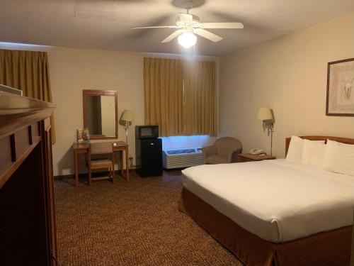 Pokój hotelowy z dużym łóżkiem i biurkiem w obiekcie ABVI Westmorland w mieście Westmorland