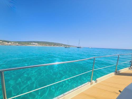 a view of the ocean from a cruise ship at Alójate en un Velero en Ibiza in Illes Balears