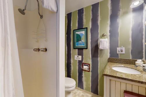 Et badeværelse på Eastside Beachside Greenbank Getaway