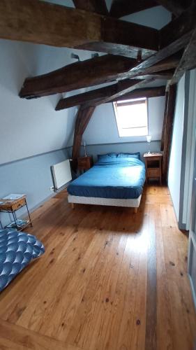 - une chambre avec un lit et du parquet dans l'établissement Chantilly Villa Quincampoix, à Chantilly