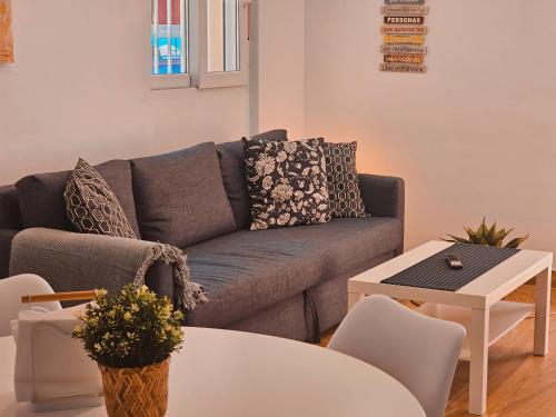 a living room with a couch and a table at La casita de Mercedes in Málaga