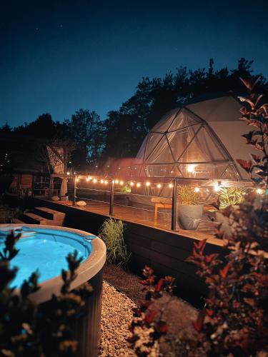 Bazén v ubytování Sëtnowa Glamping nebo v jeho okolí