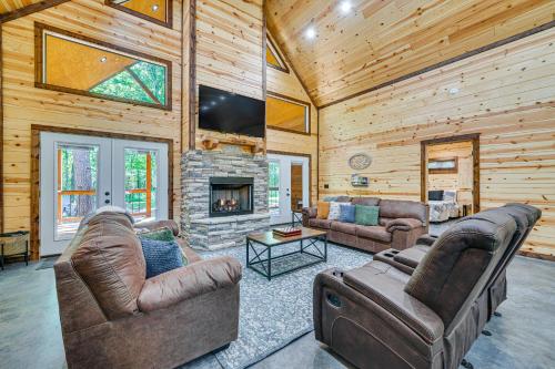 TV a/nebo společenská místnost v ubytování Private Hot Tub Luxe Cabin in Broken Bow!