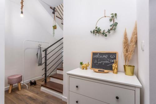 Cette chambre comprend une commode avec un tableau noir. dans l'établissement House Mint, à Matulji