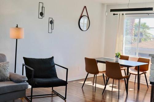 una sala de estar con una mesa y sillas en Modern La Cresta, en Bakersfield
