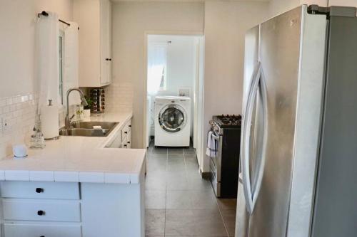 una cocina con nevera y lavadora en Modern La Cresta, en Bakersfield