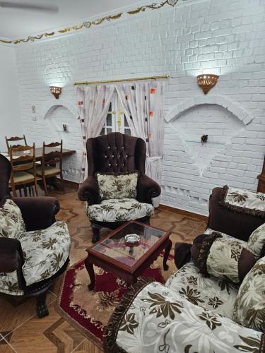 sala de estar con 2 sillas y mesa de centro en Casa Helvetica, en Luxor