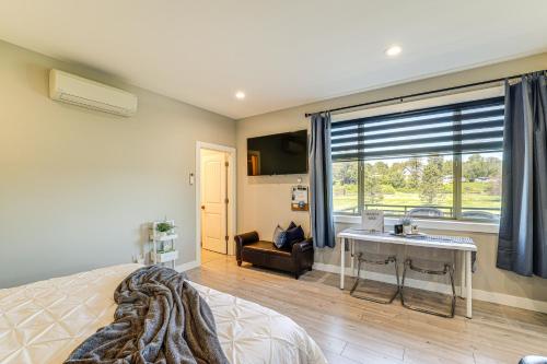 Rúm í herbergi á Modern Studio Suite in Sandy Point on Lummi Bay!