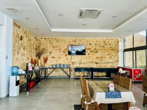 BURHAN'S HOTELにあるテレビまたはエンターテインメントセンター