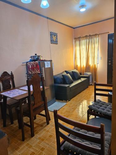 八打雁的住宿－Mel's Place 2BR Apartment Unit1 in Batangas City，客厅配有沙发和桌子