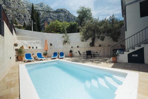 Apartment Laura Makarska - Peaceful Retreat with Heated Pool & Sea View