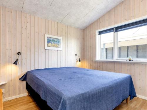 ロッケンにあるHoliday home Løkken XXXVIIのベッドルーム(青いベッド1台、窓付)