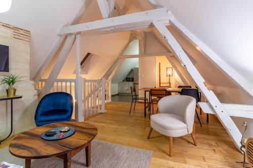 un salon avec une table et des chaises dans l'établissement le 13 ELEGANT TROYES, à Troyes