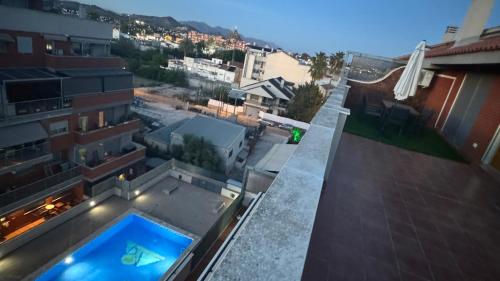 an overhead view of a swimming pool in a city at Solymar Ático Residencial las Pirámides con Piscina in Murcia
