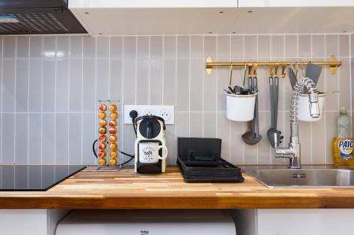 - un comptoir de cuisine avec une cafetière sur un comptoir dans l'établissement Appartement 2 pièces Boulogne Roland Garros, à Boulogne-Billancourt