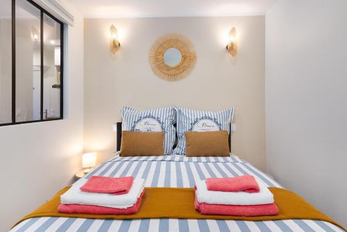 une chambre avec un lit avec des serviettes dessus dans l'établissement Appartement 2 pièces Boulogne Roland Garros, à Boulogne-Billancourt