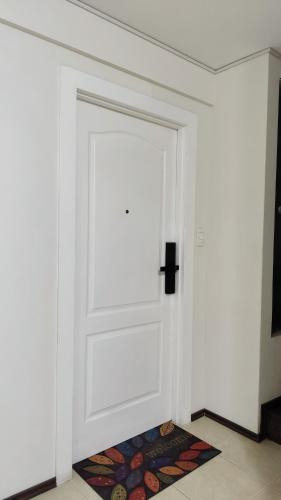 a white door with a door mat in front of it at Departamento céntrico y amoblado La Paz in La Paz