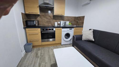 salon z kanapą i kuchnią w obiekcie Luxury Leytonstone Studio flat w Londynie