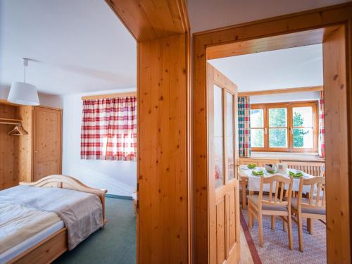 - une chambre avec un lit et une salle à manger dans l'établissement Pistenblick Forstau, à Forstau