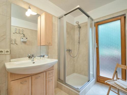 een badkamer met een wastafel en een douche bij Zonnen-Alp in Forstau