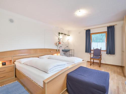 een slaapkamer met 2 bedden en een stoel bij Zonnen-Alp in Forstau