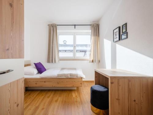Cette petite chambre comprend un lit et une fenêtre. dans l'établissement Roßbrand und Tauern-Blick, à Untertauern