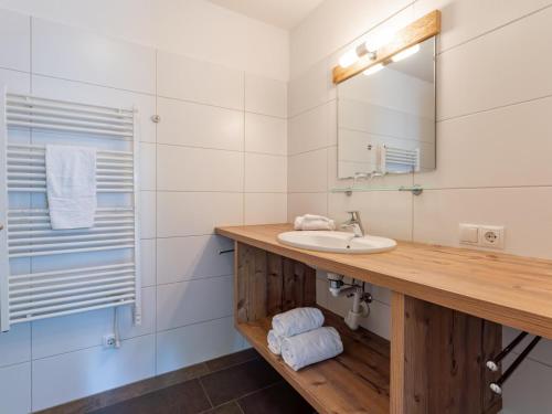 een badkamer met een wastafel en een spiegel bij Miranda I in Zell am See