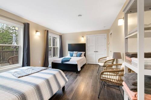 1 Schlafzimmer mit 2 Betten und einem Balkon in der Unterkunft Forest Fawn Chalet 2 Bed with Hot Tub in Sussex