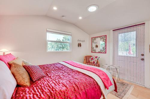 um quarto com uma cama vermelha e uma janela em Romantic Casita with Garden and Deck 2 Miles to Plaza! em Sonoma