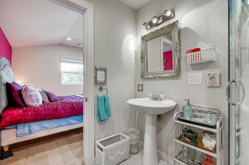 uma pequena casa de banho com um lavatório e um espelho em Romantic Casita with Garden and Deck 2 Miles to Plaza! em Sonoma
