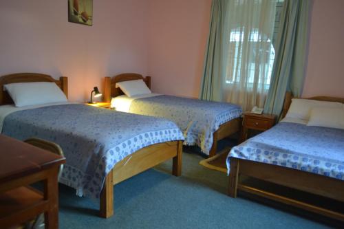Postel nebo postele na pokoji v ubytování Travellers Inn
