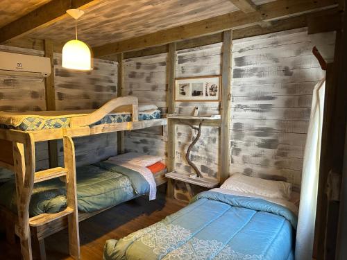 - une chambre avec des lits superposés dans une cabine dans l'établissement La Fuerza Del Destino, à Piriápolis