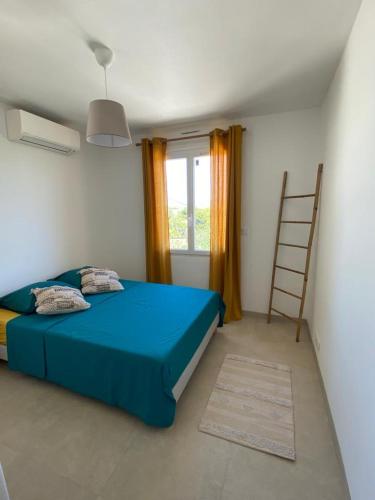 - une chambre avec un lit bleu et une échelle dans l'établissement Villa Mi Baou, à La Seyne-sur-Mer