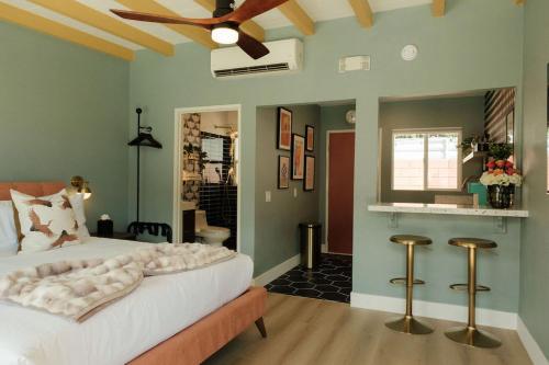 a bedroom with a bed with a ceiling fan at Mod Hotel in Palm Springs
