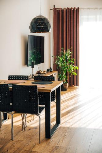 a desk with a computer and chairs in a room at Apartmány Na Vŕšku in Kežmarok