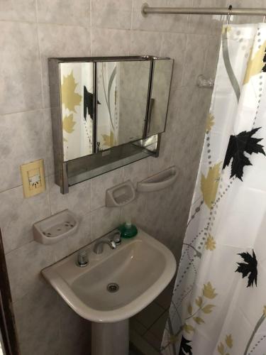 y baño con lavabo y espejo. en Alquiler por día zona ideal Posadas, Misiones en Posadas