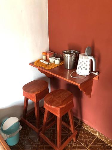 un mostrador con 2 taburetes y una mesa con hervidor de agua en Alquiler por día zona ideal Posadas, Misiones en Posadas
