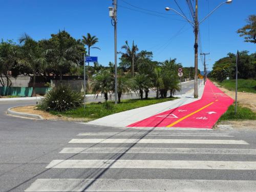 een lege straat met een rode weg met een zebrapad bij Capri Hotel in São Francisco do Sul