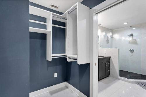 y baño con ducha a ras de suelo y lavamanos. en FL King Velvet Suite- 3bdrm/2Bath-2000 sq ft, en Orlando